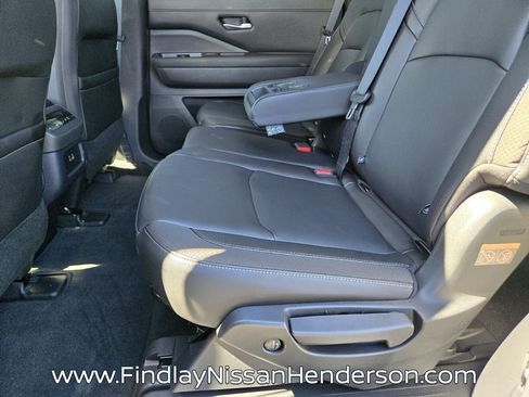 Used 2025 Nissan Pathfinder SL image 11
