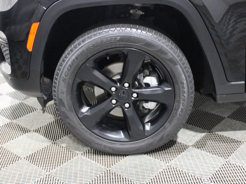 Used 2023 Jeep Grand Cherokee Limited w/ Black Appearance Package AWD/4WD image 38