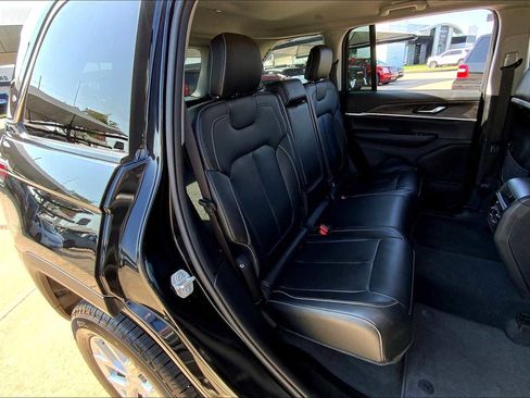 Used 2024 Jeep Grand Cherokee Limited image 17