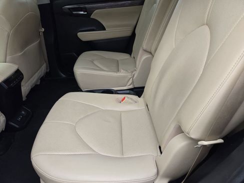 Used 2023 Toyota Highlander Limited FWD image 19