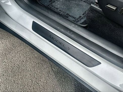 Used 2024 Tesla Model Y Long Range image 32