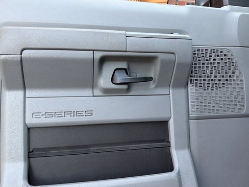 Used 2011 Ford E-350 and Econoline 350 XLT image 11