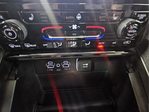 Used 2023 Jeep Grand Cherokee Limited image 16