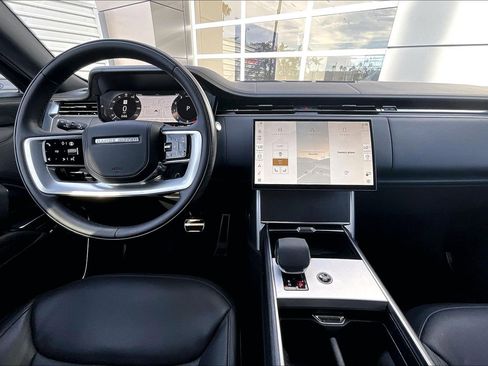 Certified 2025 Land Rover Range Rover SE image 14
