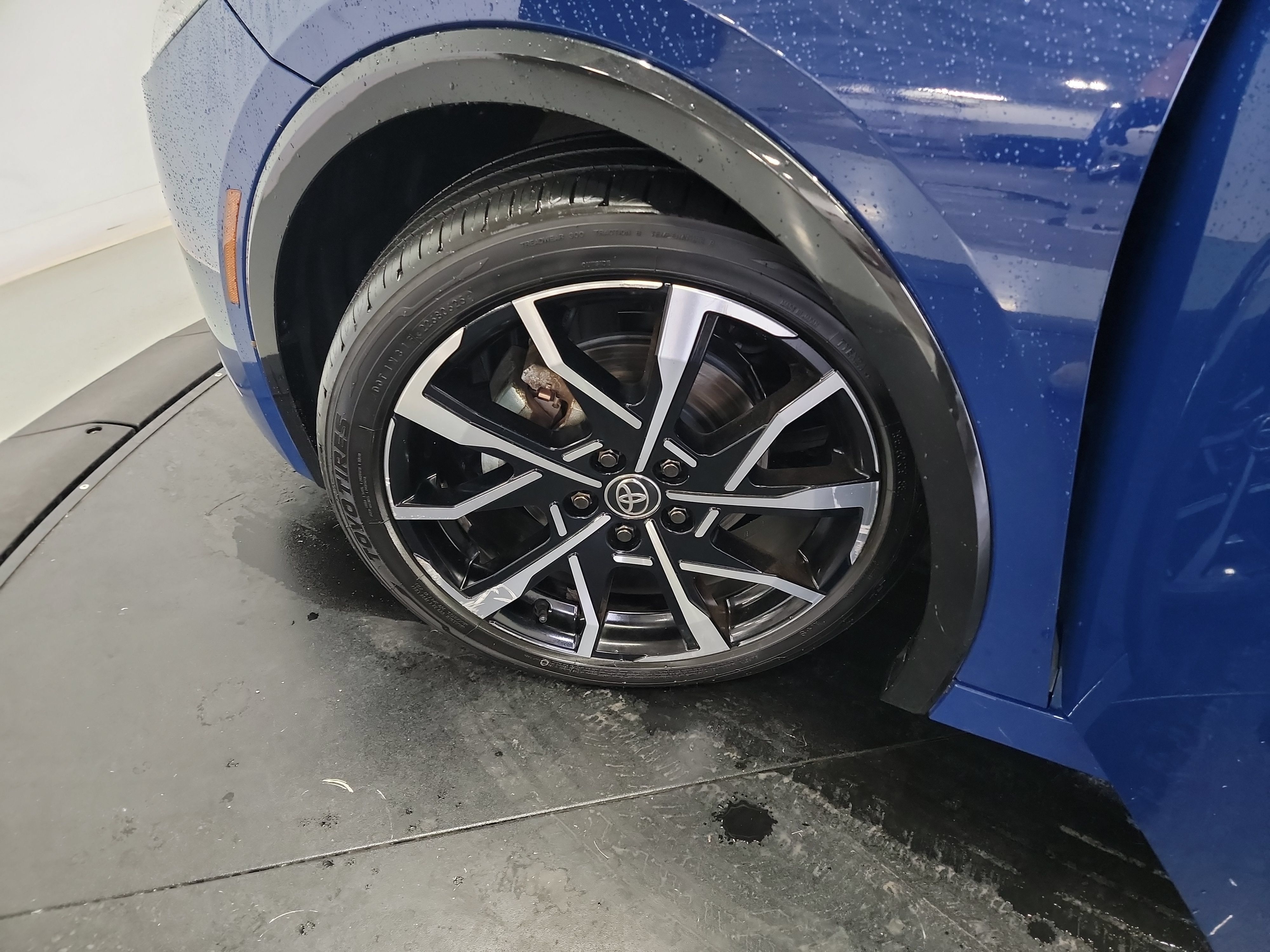 Used 2023 Toyota Prius Prime Premium FWD image 30