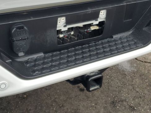 Used 2024 GMC Canyon Denali image 35