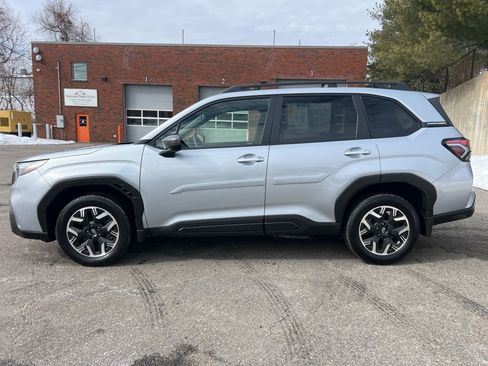 Used 2025 Subaru Forester Premium image 2