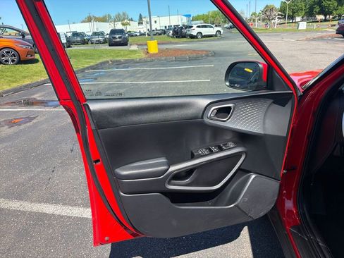 Used 2024 Kia Soul LX w/ Option Group 015 FWD image 11