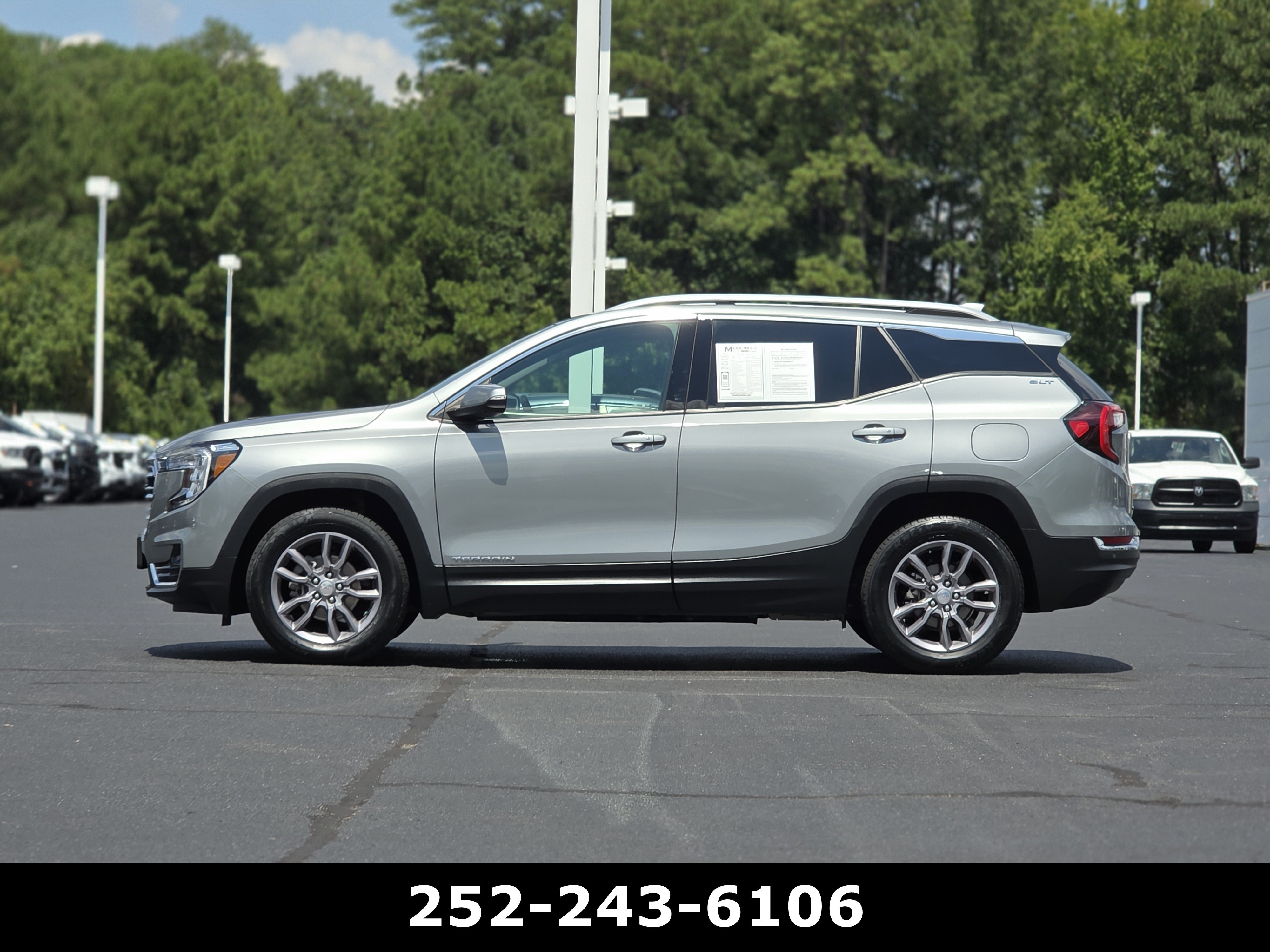 Used 2023 GMC Terrain SLT w/ Tech Package AWD/4WD image 4