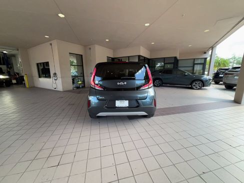 Used 2025 Kia Soul LX w/ LX Technology Package FWD image 12