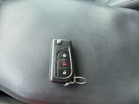 Used 2021 Toyota RAV4 LE FWD image 28