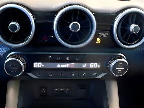 Used 2025 Nissan Sentra SV w/ SV Premium Package image 27