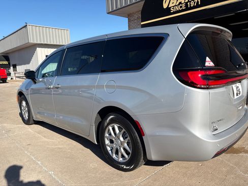 New 2026 Chrysler Pacifica Select image 11