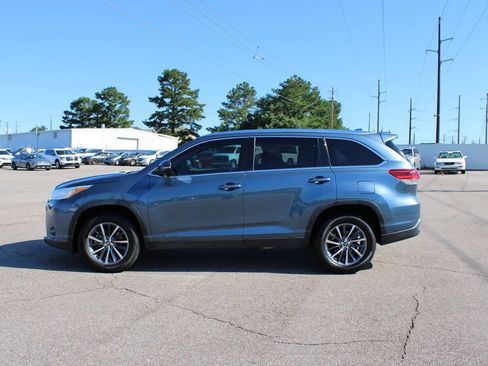 Used 2019 Toyota Highlander XLE FWD image 3