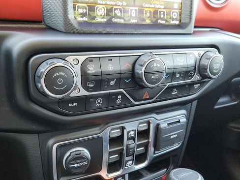 Used 2022 Jeep Gladiator Rubicon w/ LED Lighting Group AWD/4WD image 18
