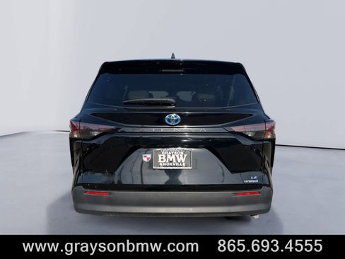 Used 2024 Toyota Sienna LE FWD image 4