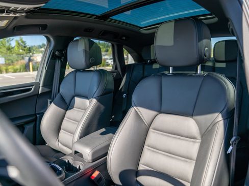 Certified 2026 Porsche Macan AWD/4WD image 5