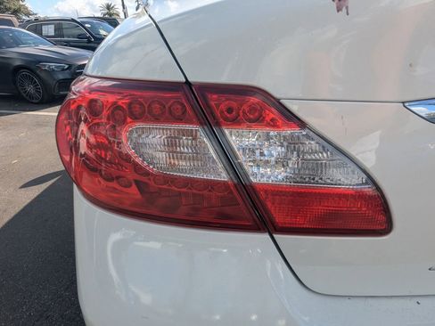 Used 2011 INFINITI M37 x w/ Deluxe Touring Pkg image 22