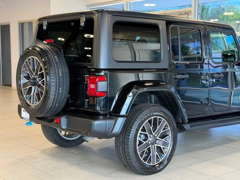 Used 2023 Jeep Wrangler Unlimited Sahara AWD/4WD image 10