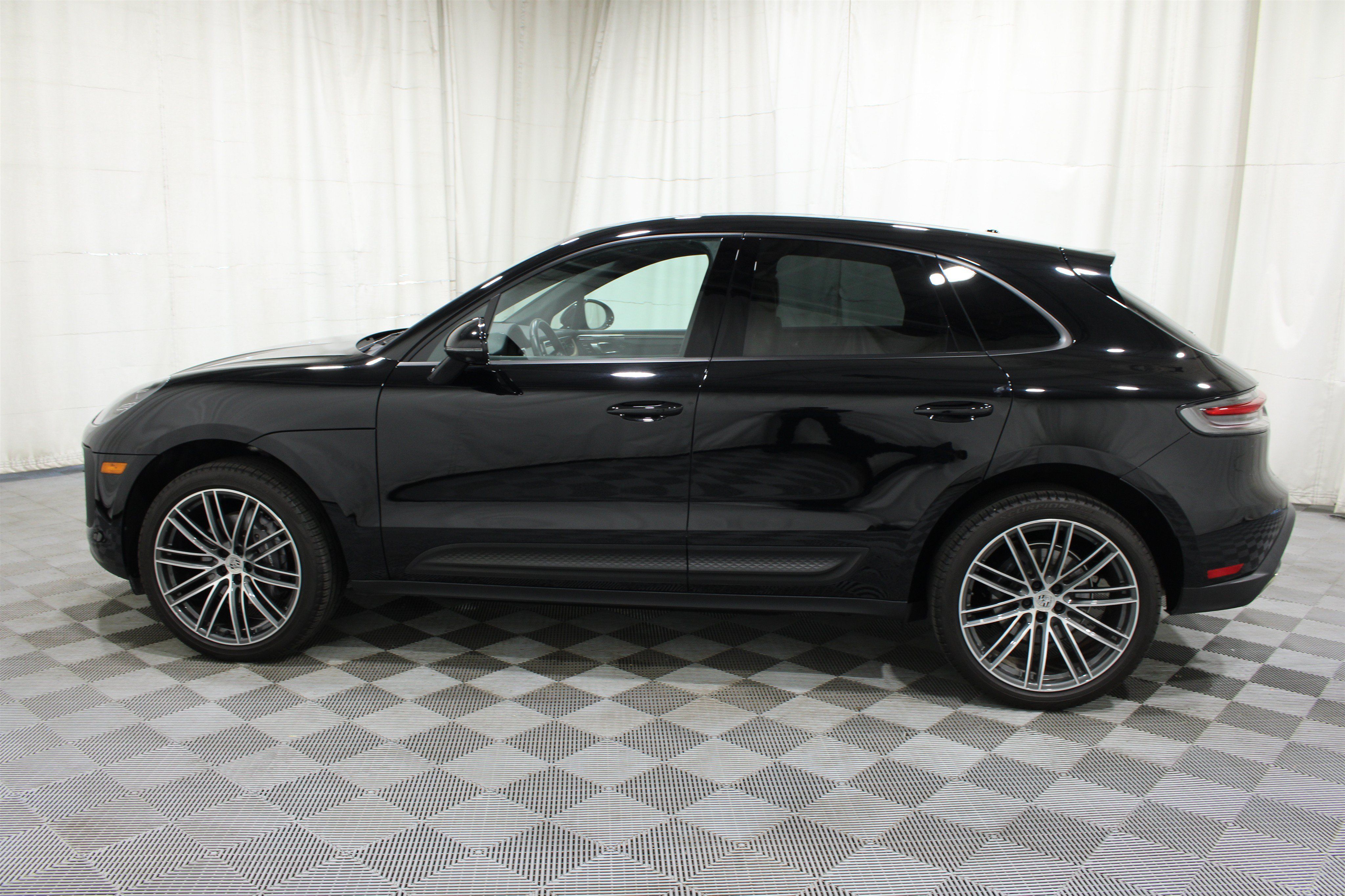Used 2024 Porsche Macan AWD/4WD image 32