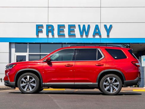 Used 2025 Honda Pilot Touring image 2