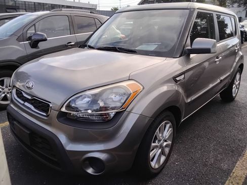 Used 2013 Kia Soul FWD image 2