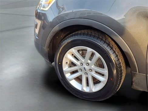 Used 2016 Ford Explorer XLT image 14