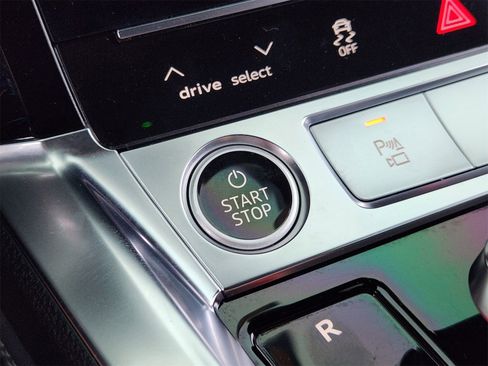 Used 2022 Audi e-tron Premium Plus image 29