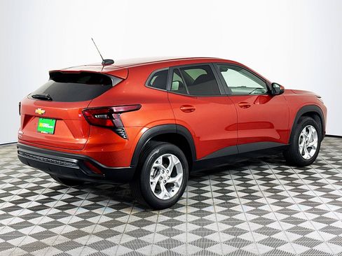 Used 2024 Chevrolet Trax LS w/ LS Convenience Package FWD image 8