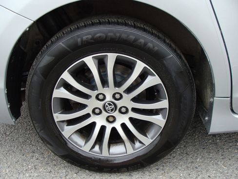 Used 2019 Toyota Sienna XLE w/ XLE Navigation Package FWD image 39