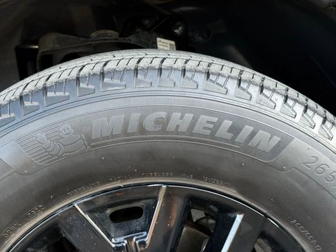 Used 2023 Nissan Frontier SV w/ Midnight Edition Package RWD image 13