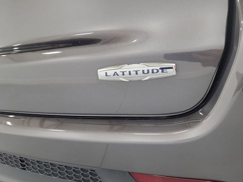 Used 2022 Jeep Compass Latitude image 11