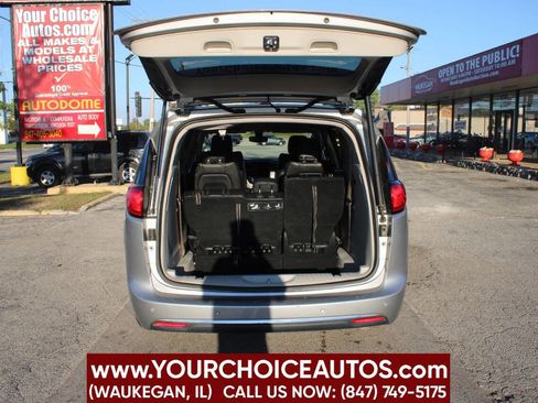 Used 2018 Chrysler Pacifica Touring-L image 10