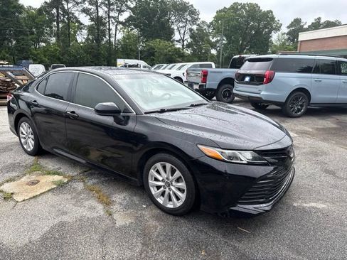 Used 2018 Toyota Camry LE FWD image 1