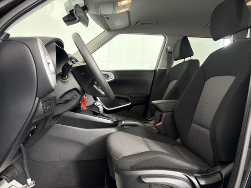 Used 2025 Kia Soul LX w/ LX Technology Package FWD image 6