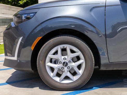 Used 2025 Kia Soul LX w/ LX Technology Package FWD image 36