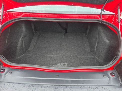 Used 2015 Dodge Challenger SXT image 29