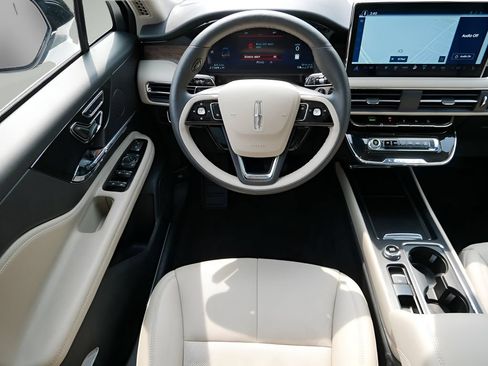 Used 2025 Lincoln Corsair Reserve FWD image 13