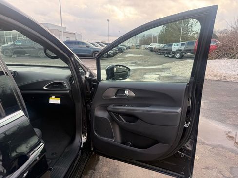 New 2025 Chrysler Pacifica Select image 25