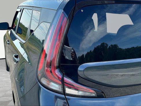 Used 2025 Kia Soul LX w/ LX Technology Package FWD image 23