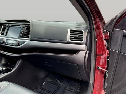 Used 2018 Toyota Highlander XLE AWD/4WD image 30