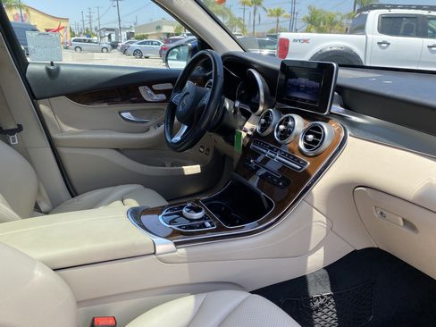 Used 2019 Mercedes-Benz GLC 350e 4MATIC w/ Premium Package image 32