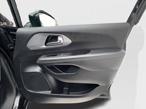 Used 2025 Chrysler Pacifica Limited FWD image 32