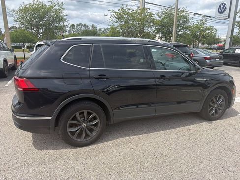 Used 2023 Volkswagen Tiguan SE w/ Panoramic Sunroof Package image 16