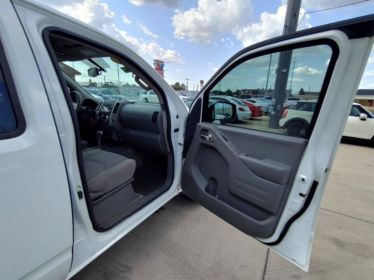 Used 2017 Nissan Frontier SV w/ SV Value Truck Package RWD image 39