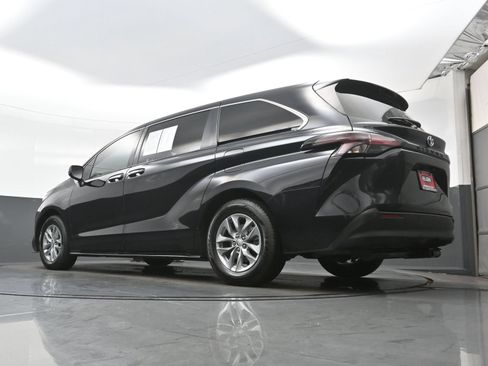 Used 2022 Toyota Sienna XLE FWD image 32