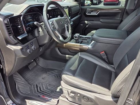 Used 2025 Chevrolet Silverado 1500 LT Trail Boss w/ Convenience Package II AWD/4WD image 10