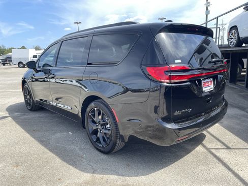New 2025 Chrysler Pacifica Limited FWD image 5