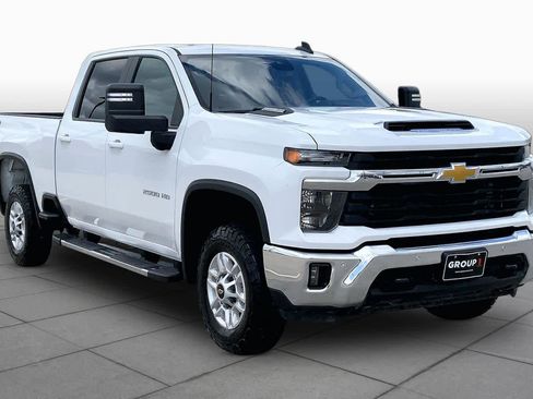 Used 2025 Chevrolet Silverado 2500 LT w/ Safety Package AWD/4WD image 3