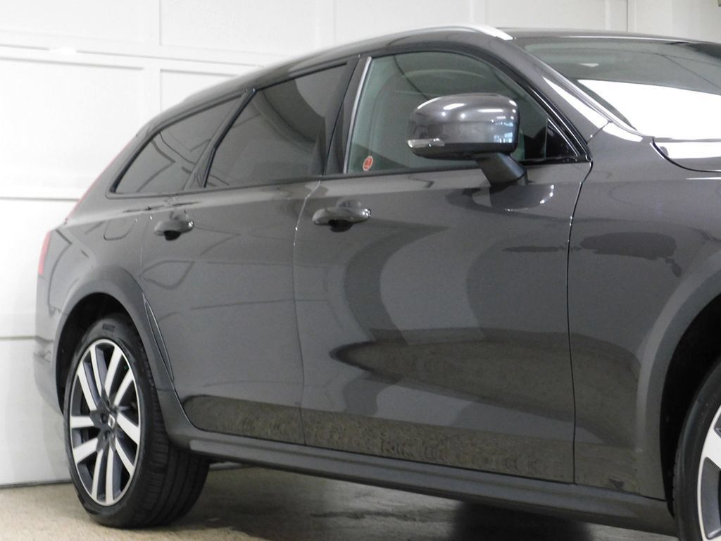 Used 2022 Volvo V90 B6 Cross Country AWD/4WD image 8